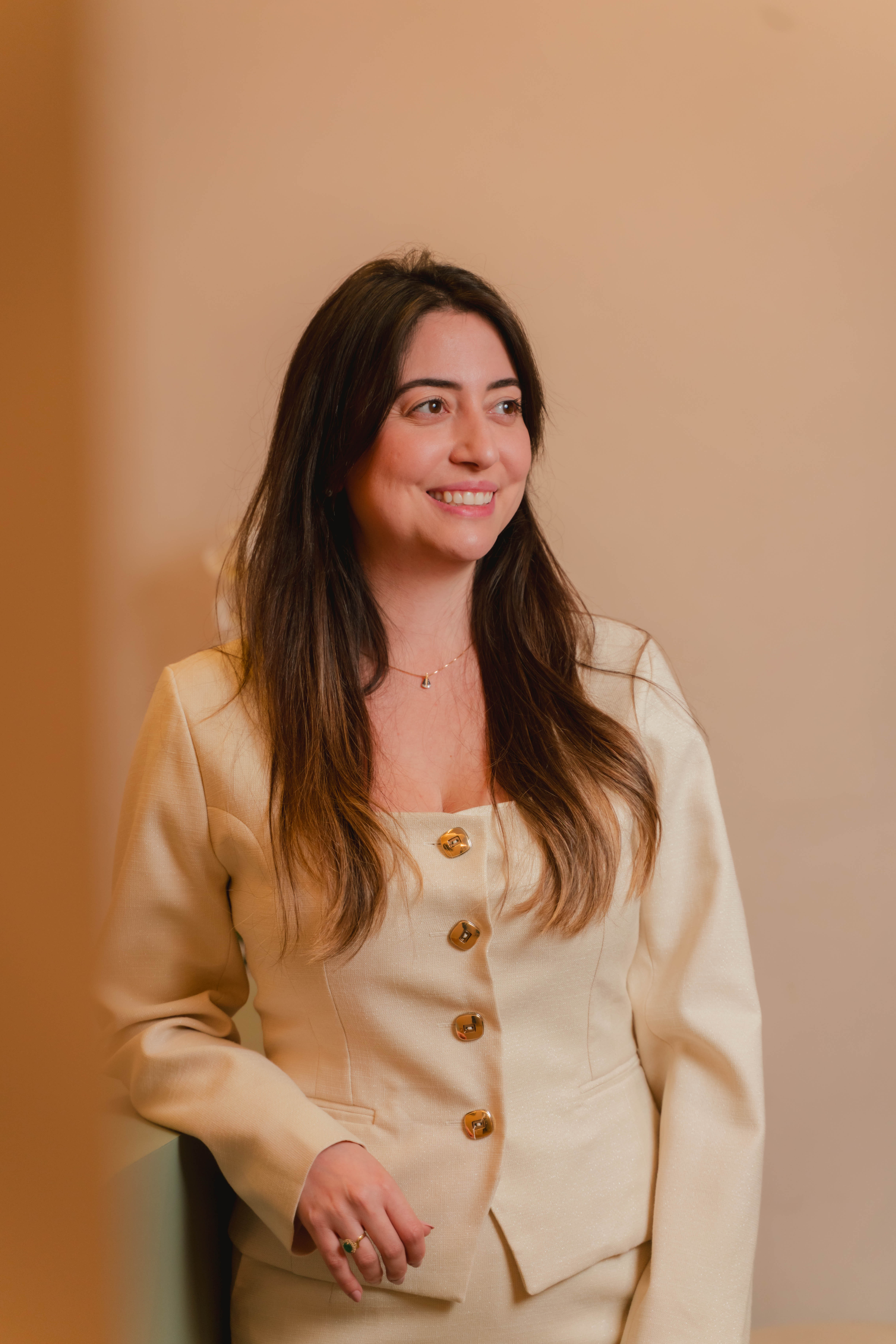 Dra. Gabriela em consulta com abordagem lúdica